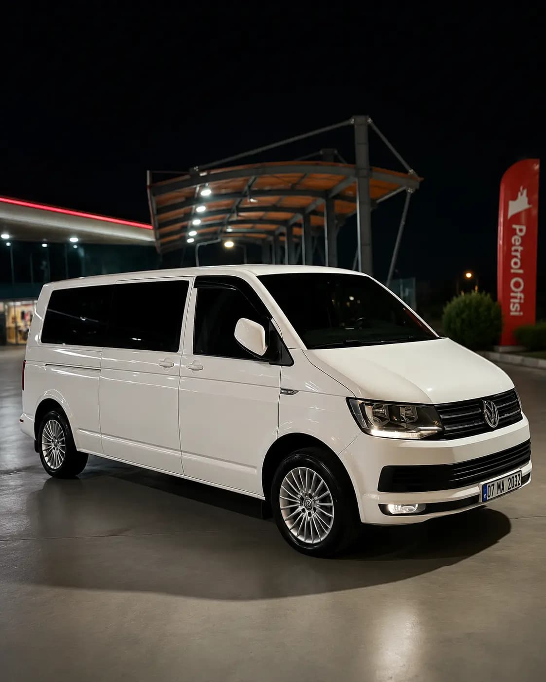 VW VIP Caravelle Exterior Rear View